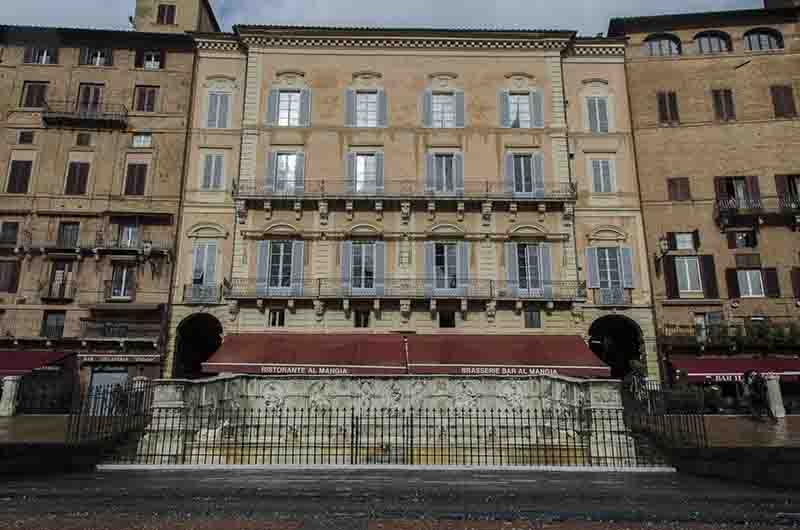 17 - Italia - Siena - plaza del Campo - fuente Gaia